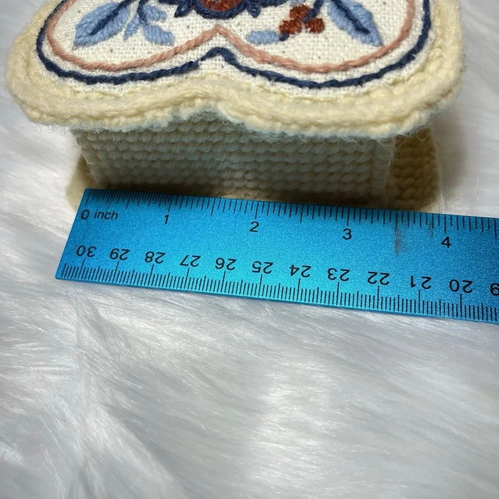 VTG Embroidered Heart Trinket Box Plastic‎ Canvas Crochet Yarn Keepsake Jewelry